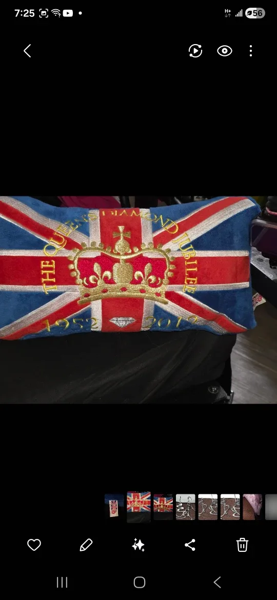 The Queen's Diamond Jubilee Pillow image indicator(2)