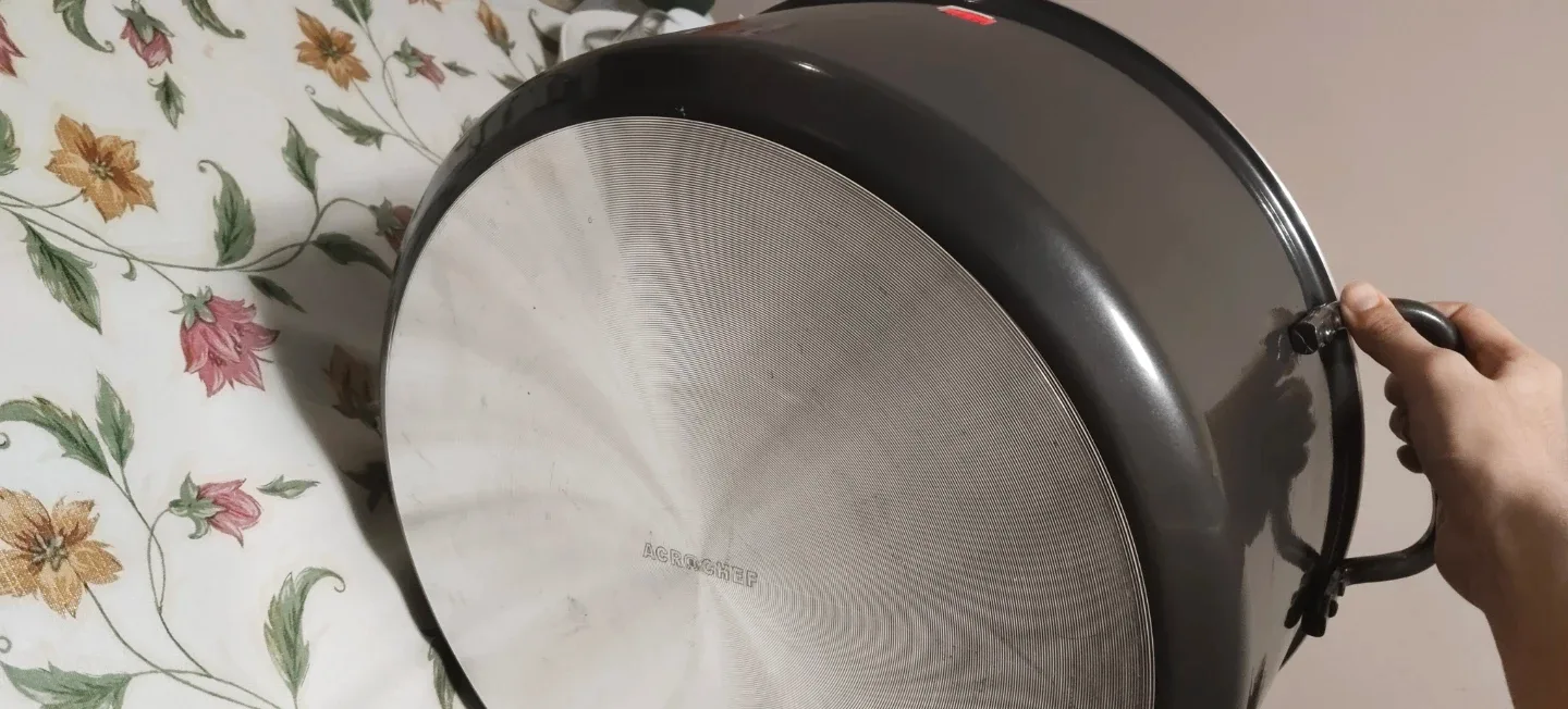 Large Stock Pot with Lid image indicator(5)