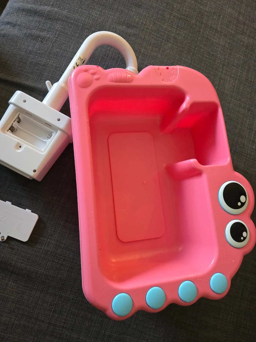 Bird bath with work working tap image indicator(6)