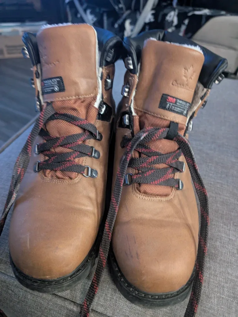 Men's size 11 insulated work boots has 3M thinsulate