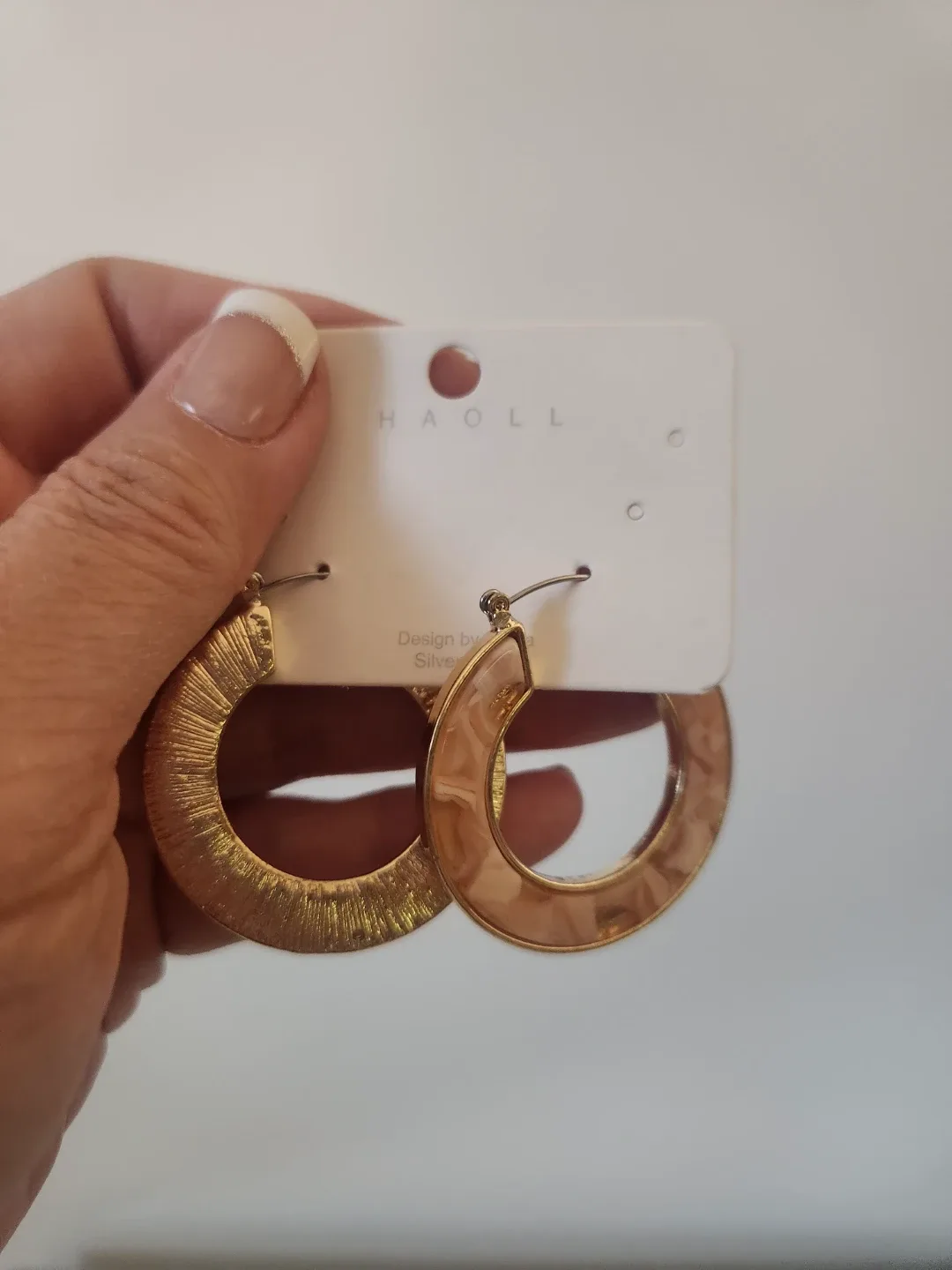 BRAND NEW Korean designed earrings set #1- perfect for gifting image indicator(3)