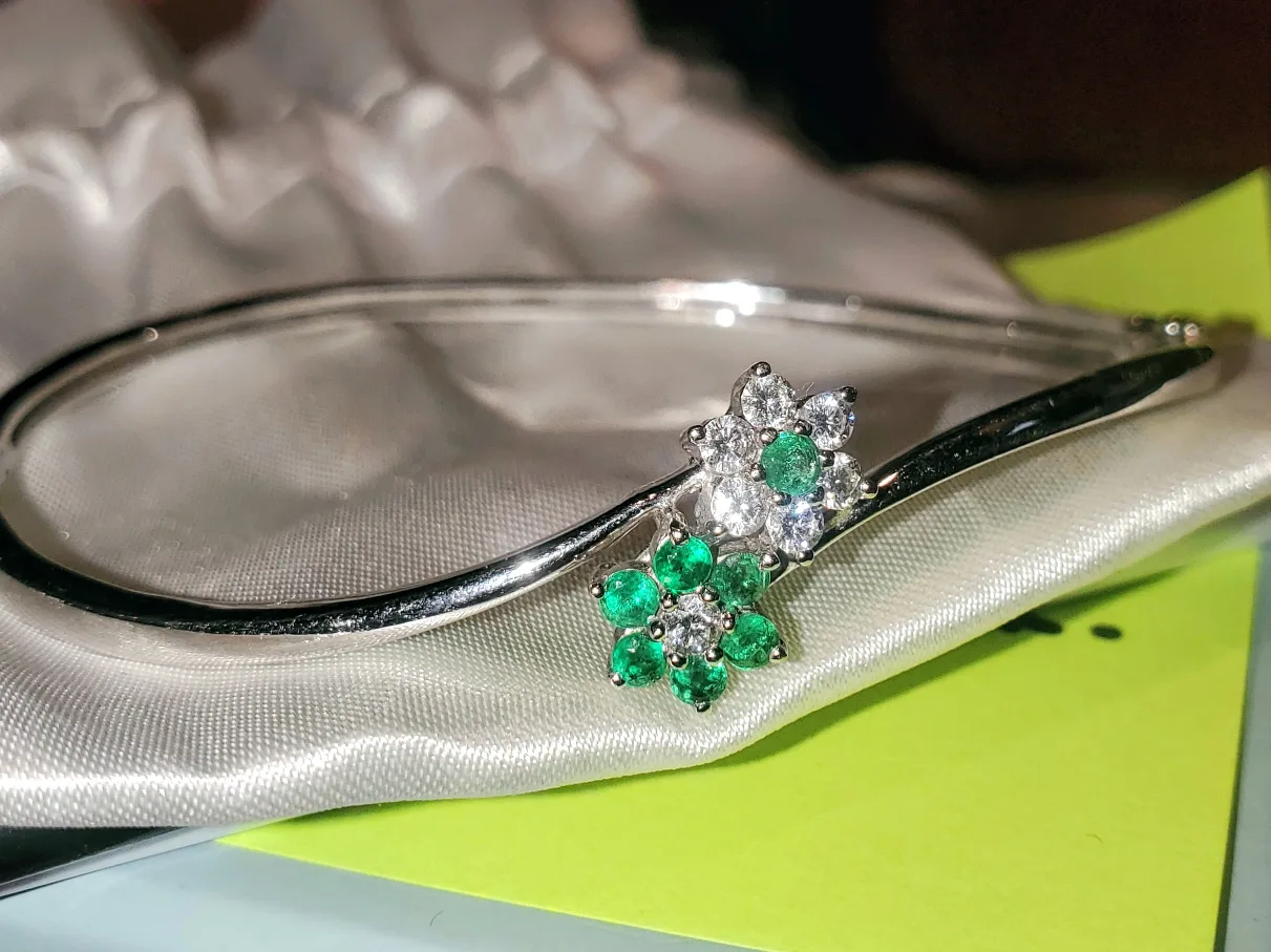 14K white Gold Emerald & Diamond Bangle Bracelet image indicator(9)