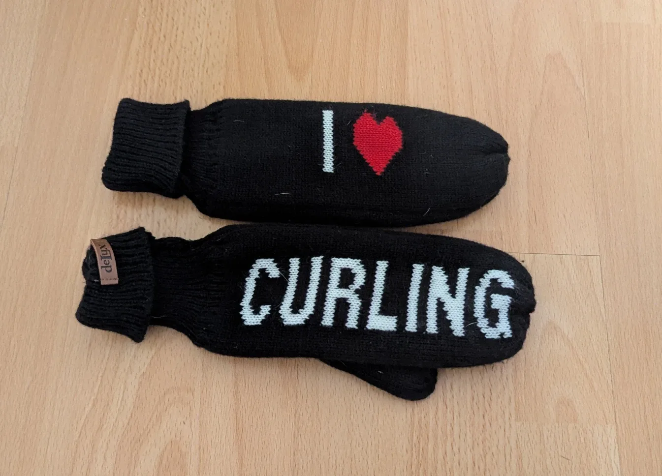 DeLux Curling Mittens - Keep your hands warm!