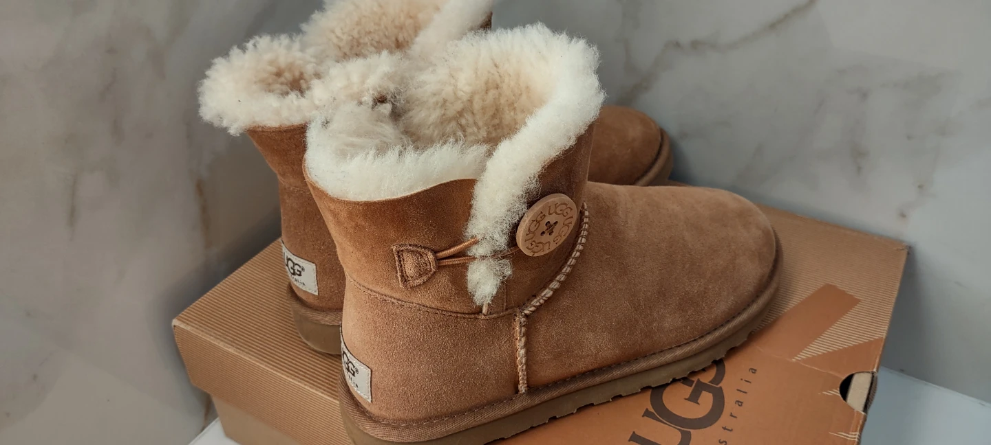 (NEW) UGG Australia Mini Bailey Button Boots (Retail $270)