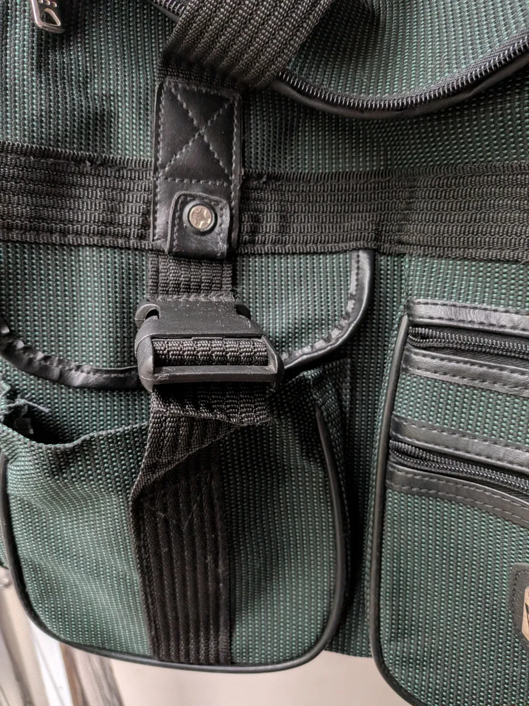 Stralking Green duffle/gym carry on shoulder Bag image indicator(3)