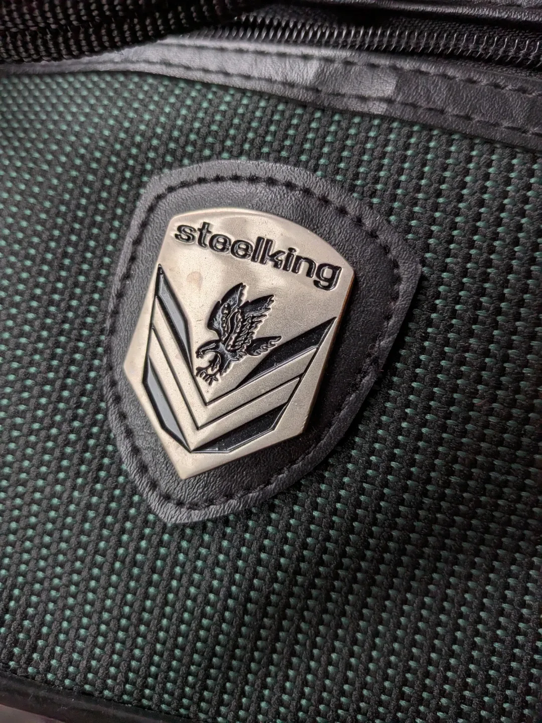 Stralking Green duffle/gym carry on shoulder Bag image indicator(7)