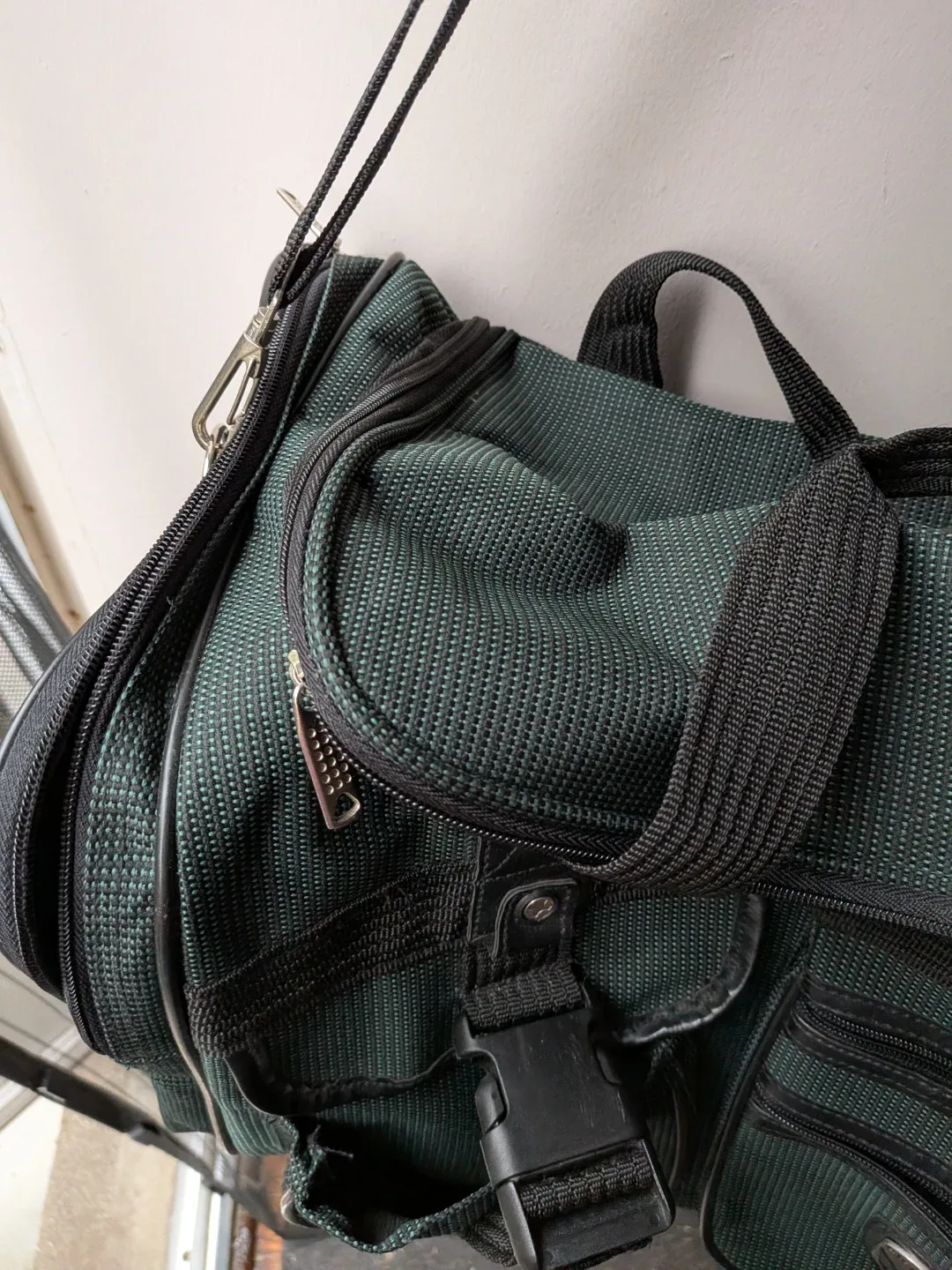 Stralking Green duffle/gym carry on shoulder Bag image indicator(9)