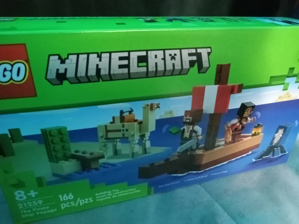 LEGO Minecraft The Pirate Ship Voyage 21259 (New)