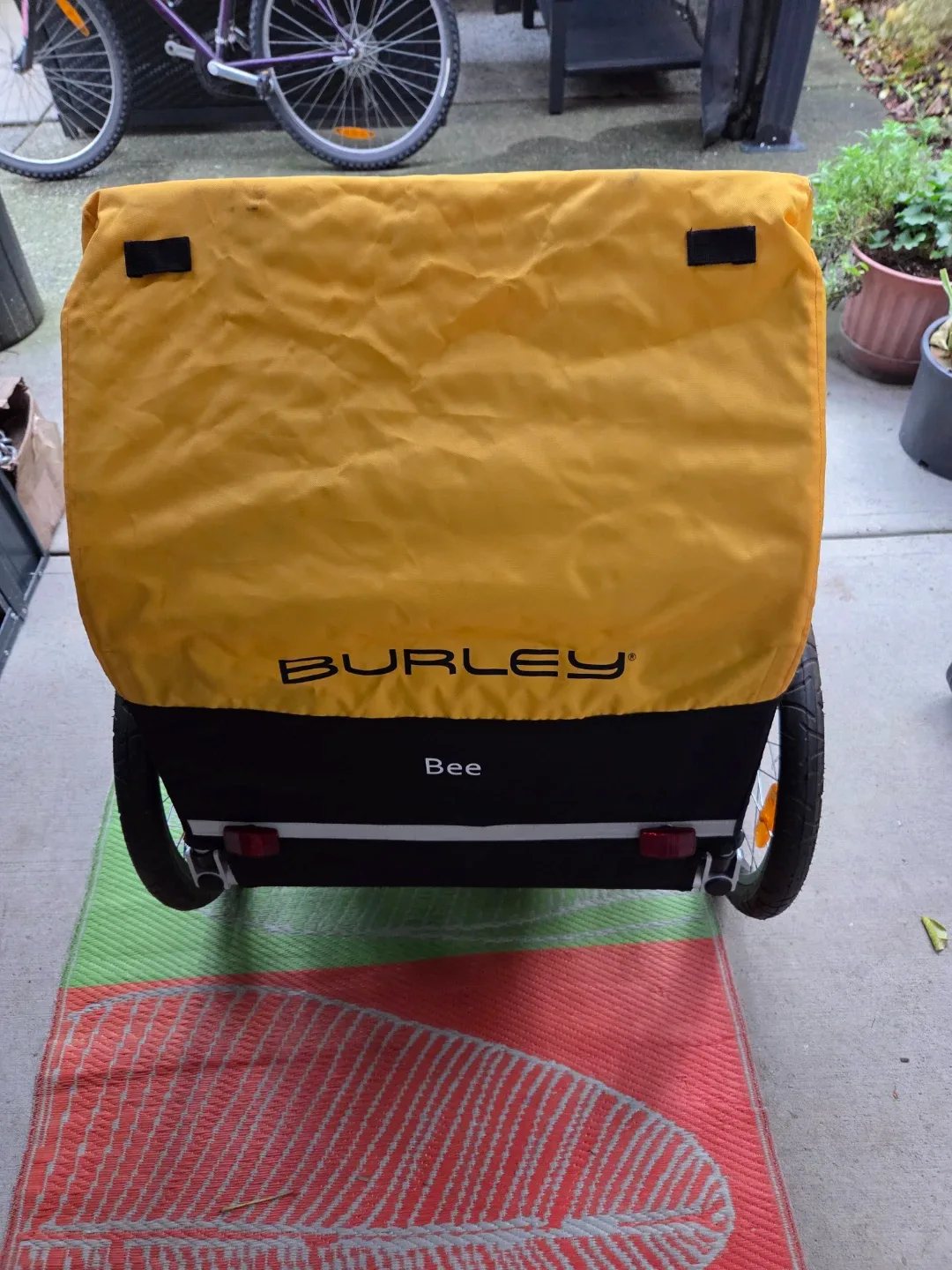 Burley Bee Bike Trailer - Yellow/Black image indicator(4)