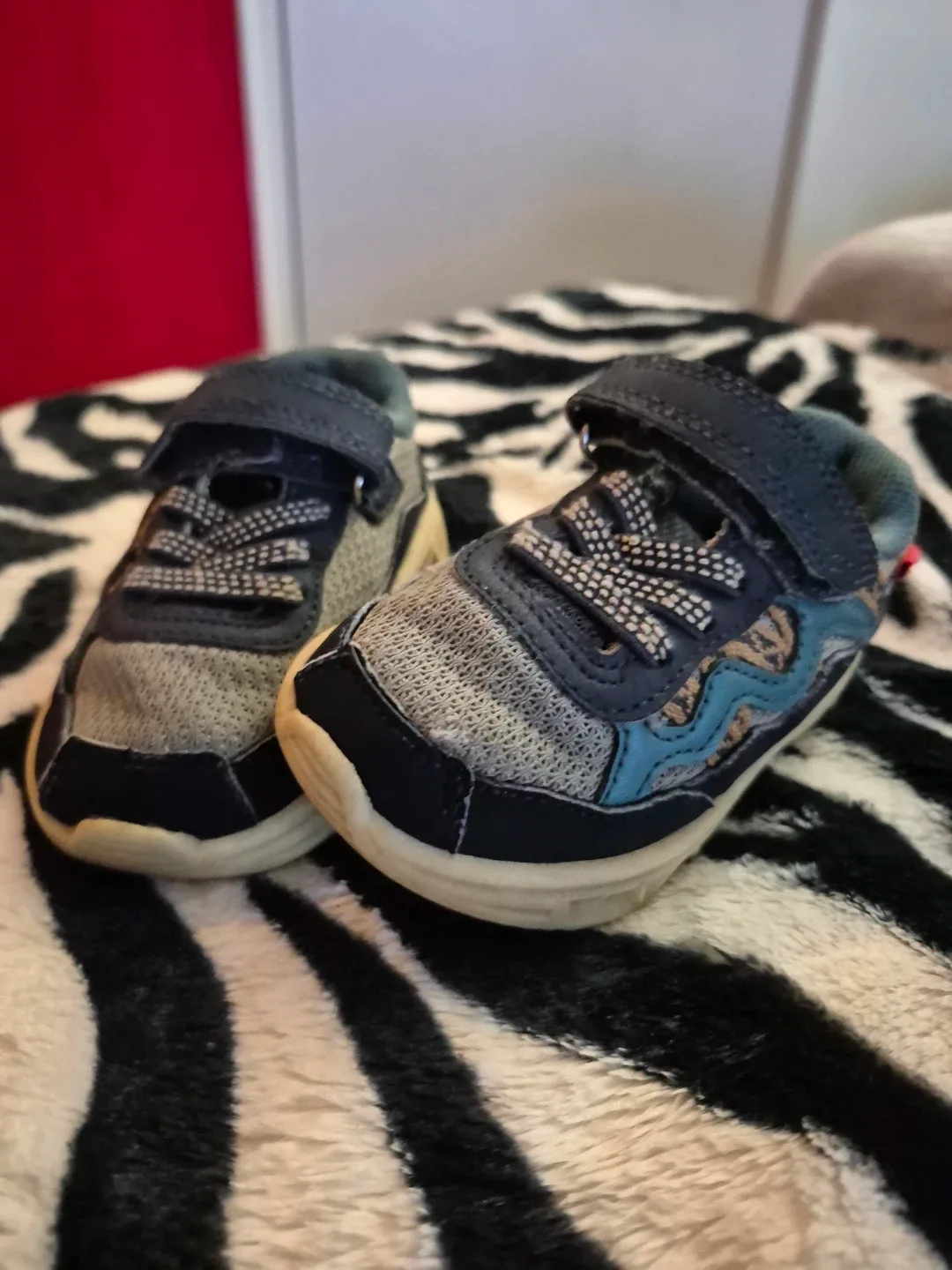 OshKosh B'Gosh Kids Sneakers - Size 6M image indicator(5)