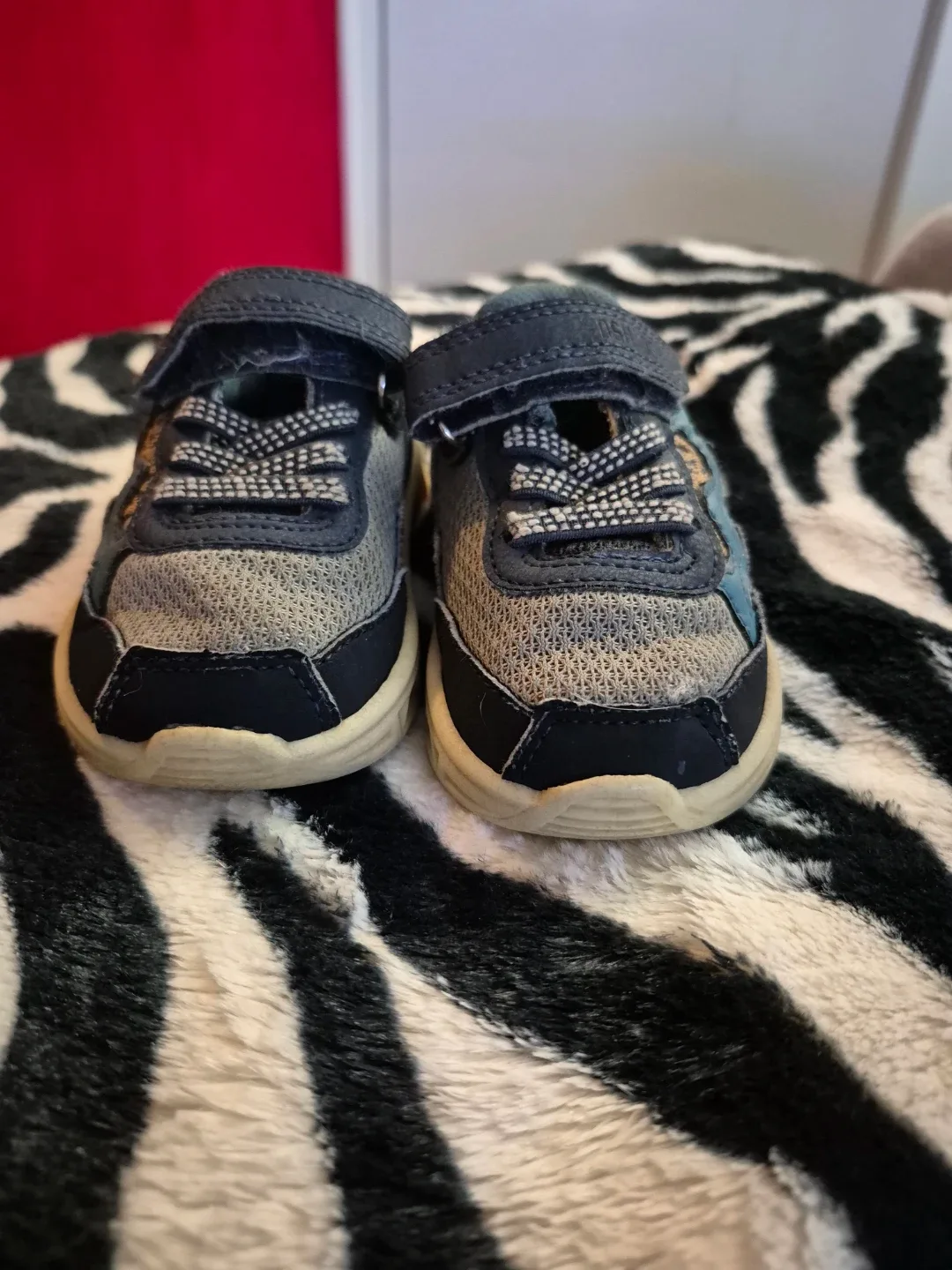 OshKosh B'Gosh Kids Sneakers - Size 6M image indicator(7)