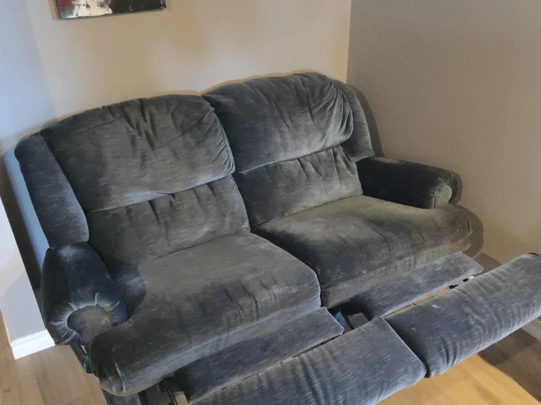 Blue Dual-Reclining Loveseat 🥕