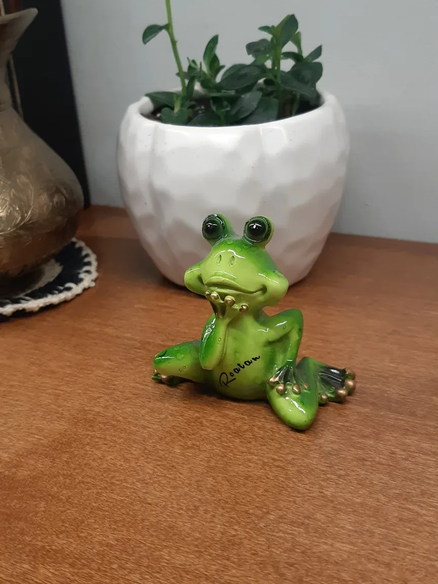 Souvenir vintage ceramic frog figurine