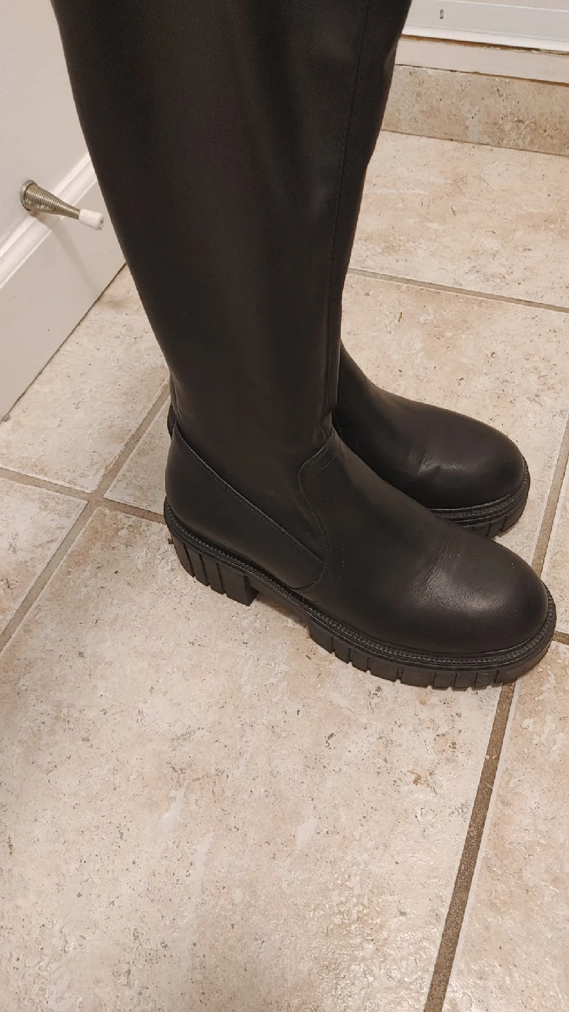 Women's Black Knee High Boots size 8.5 image indicator(2)