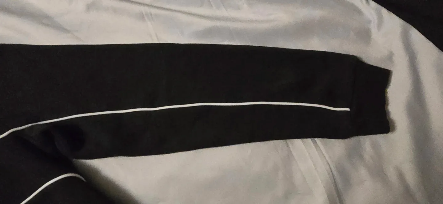 Men's Reebok Black Crewneck Sweatshirt - Size Medium image indicator(3)