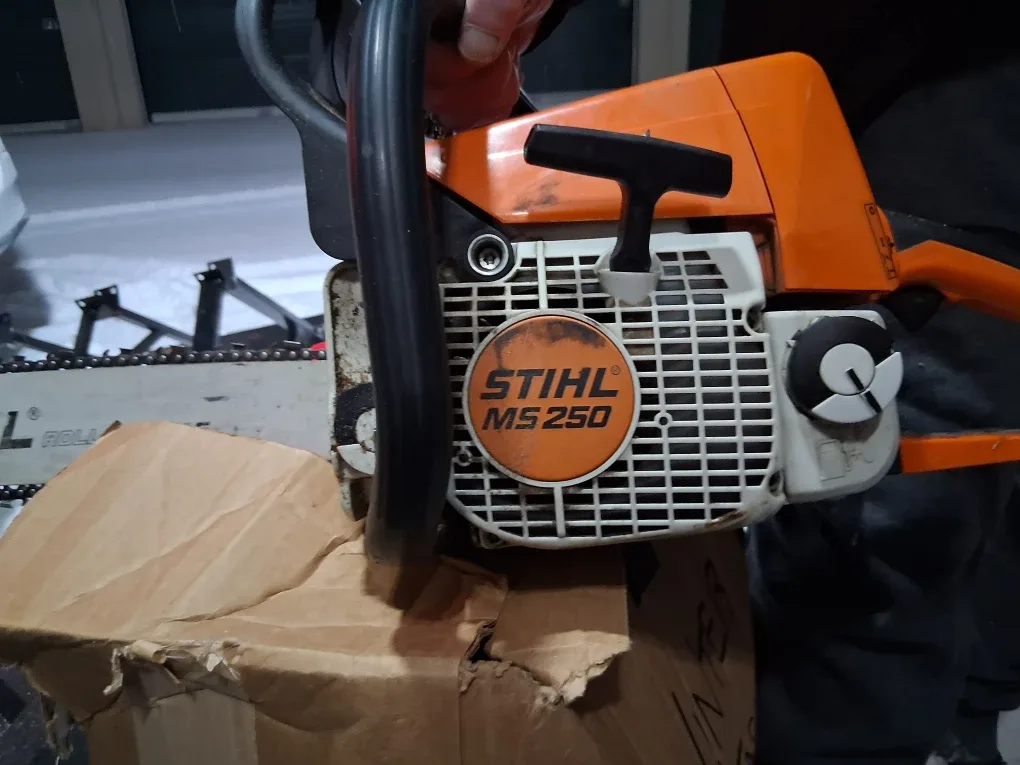 Stihl MS 250 Chainsaw image indicator(2)
