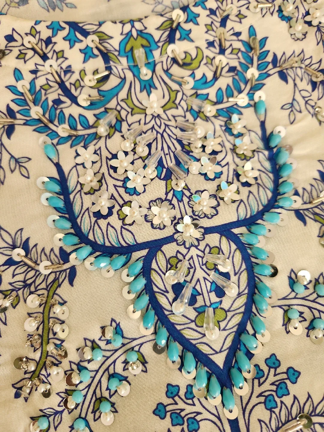 Beautiful 3 pcs lawn suit image indicator(3)