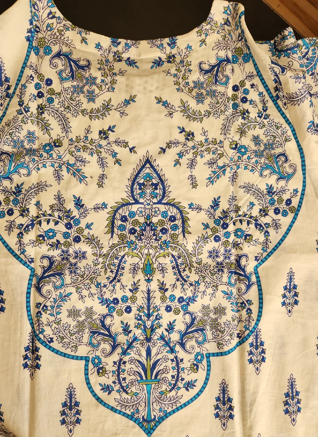 Beautiful 3 pcs lawn suit image indicator(4)