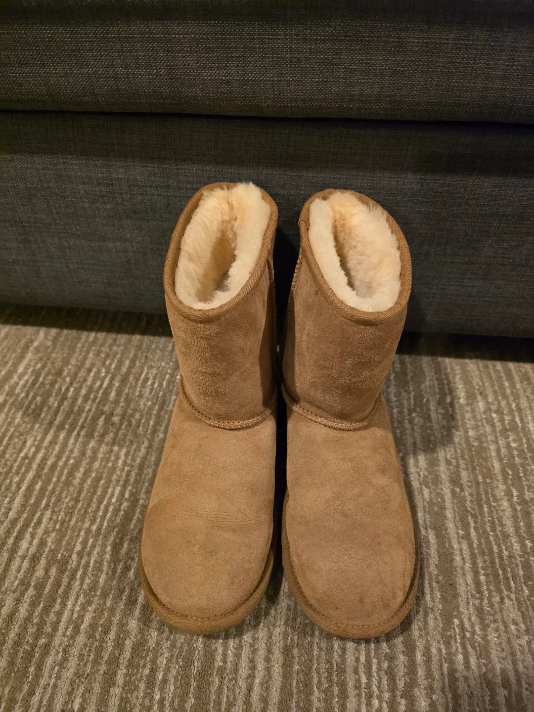 UGG Classic Short Boots - Size 6 image indicator(3)