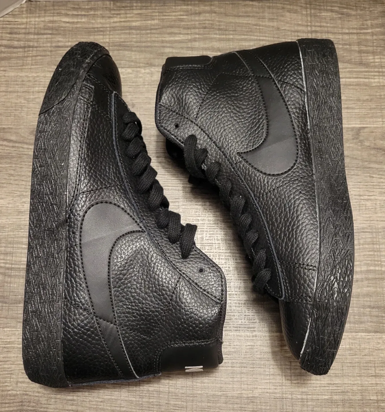 Nike Blazer Mid '77 Black Leather Size 5Y image indicator(2)