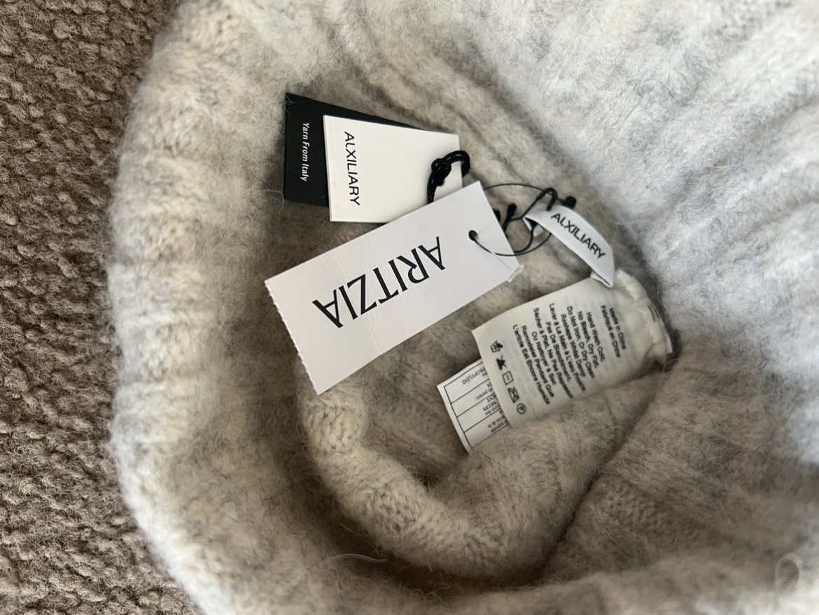 Aritzia Pom Beanie - photo 4