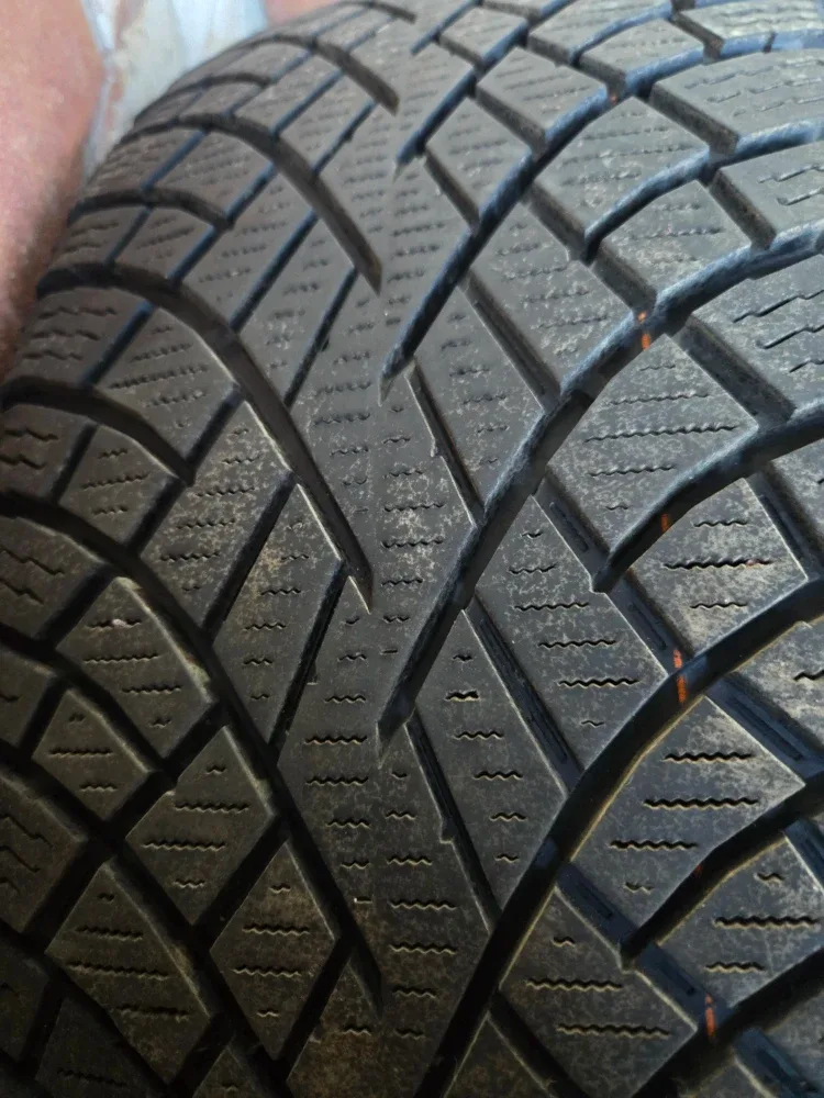 Nokian Tyres Hakkapeliitta R5 SUV WINTER Tires 225/60R18 image indicator(9)