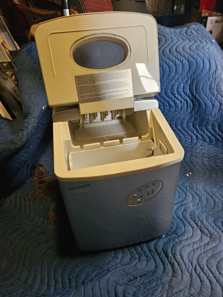 Salton Ice Maker