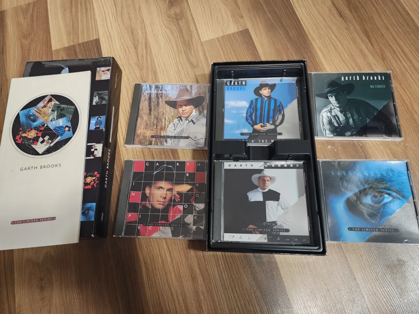 Garth Brooks - The Limited Series CD Box Set image indicator(2)