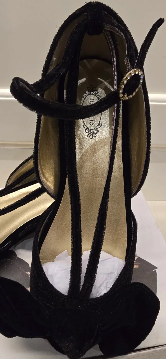 NEW! Girl's Black Fancy Bow Velvet Shoes! - Size 4 image indicator(2)