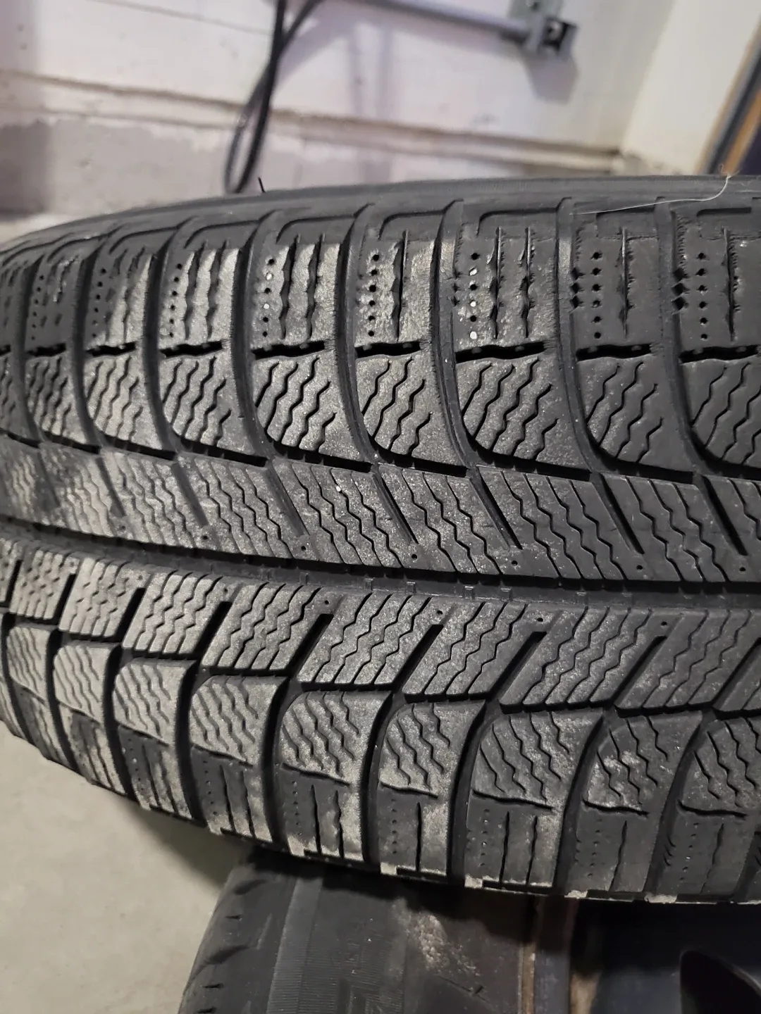 Michelin 225/60R17 Winter Tires on Rims image indicator(3)