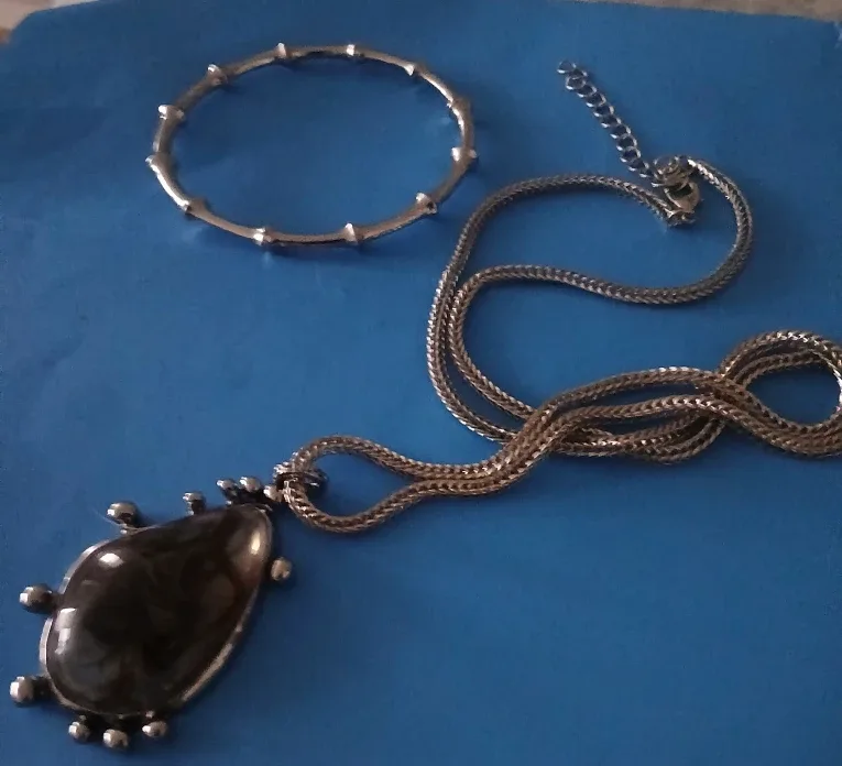 VINTAGE NECKLACE/SILVERTONE BANGLE SRY