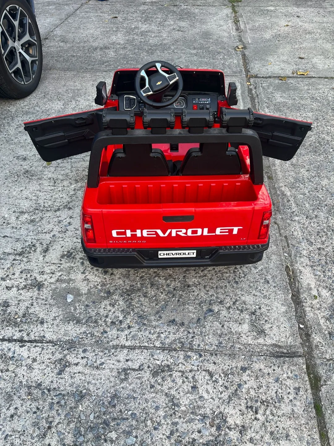 Red Chevrolet Silverado Ride-On Truck image indicator(2)
