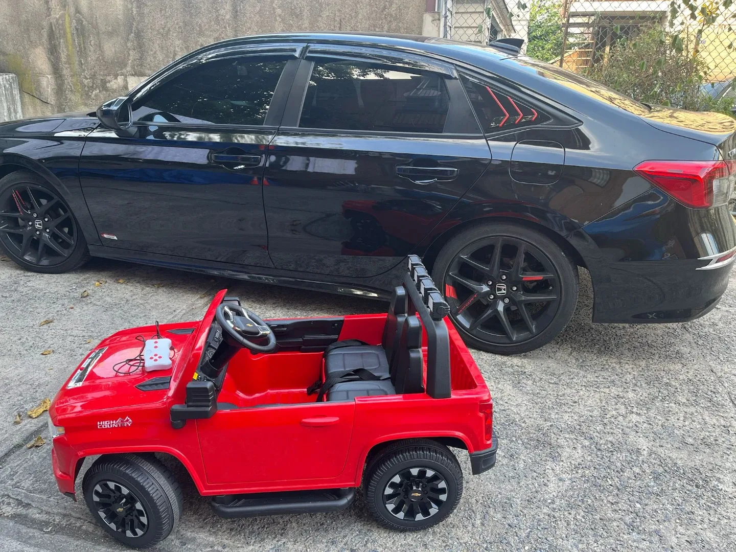 Red Chevrolet Silverado Ride-On Truck image indicator(3)