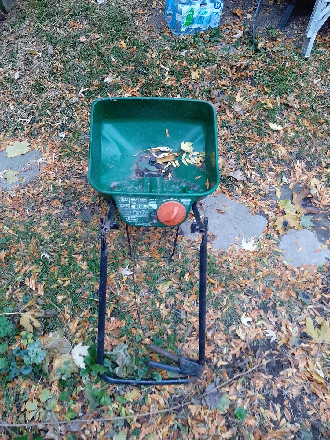 Scotts Turf Builder Edgeguard Mini Broadcast Spreader image indicator(2)