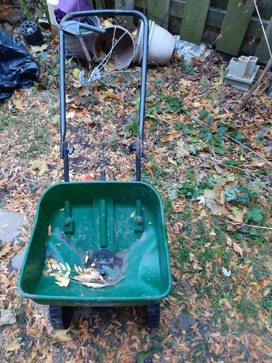 Scotts Turf Builder Edgeguard Mini Broadcast Spreader image indicator(4)