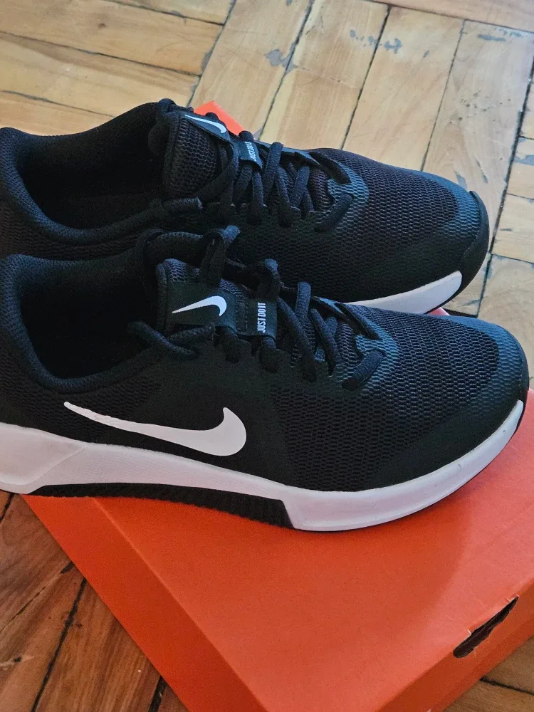 BNIB)Nike W Nike MC Trainer 3 US 7.5 Women's Running Shoes image indicator(4)