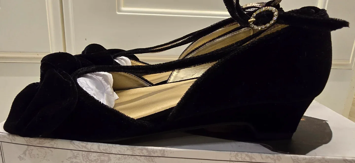 NEW! Girl's Black Fancy Bow Velvet Shoes! - Size 4 image indicator(3)