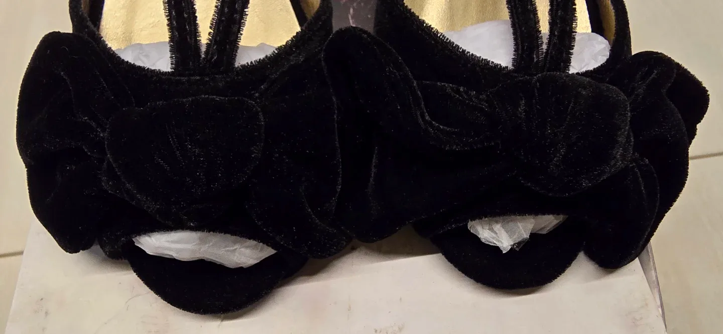 NEW! Girl's Black Fancy Bow Velvet Shoes! - Size 4 image indicator(4)