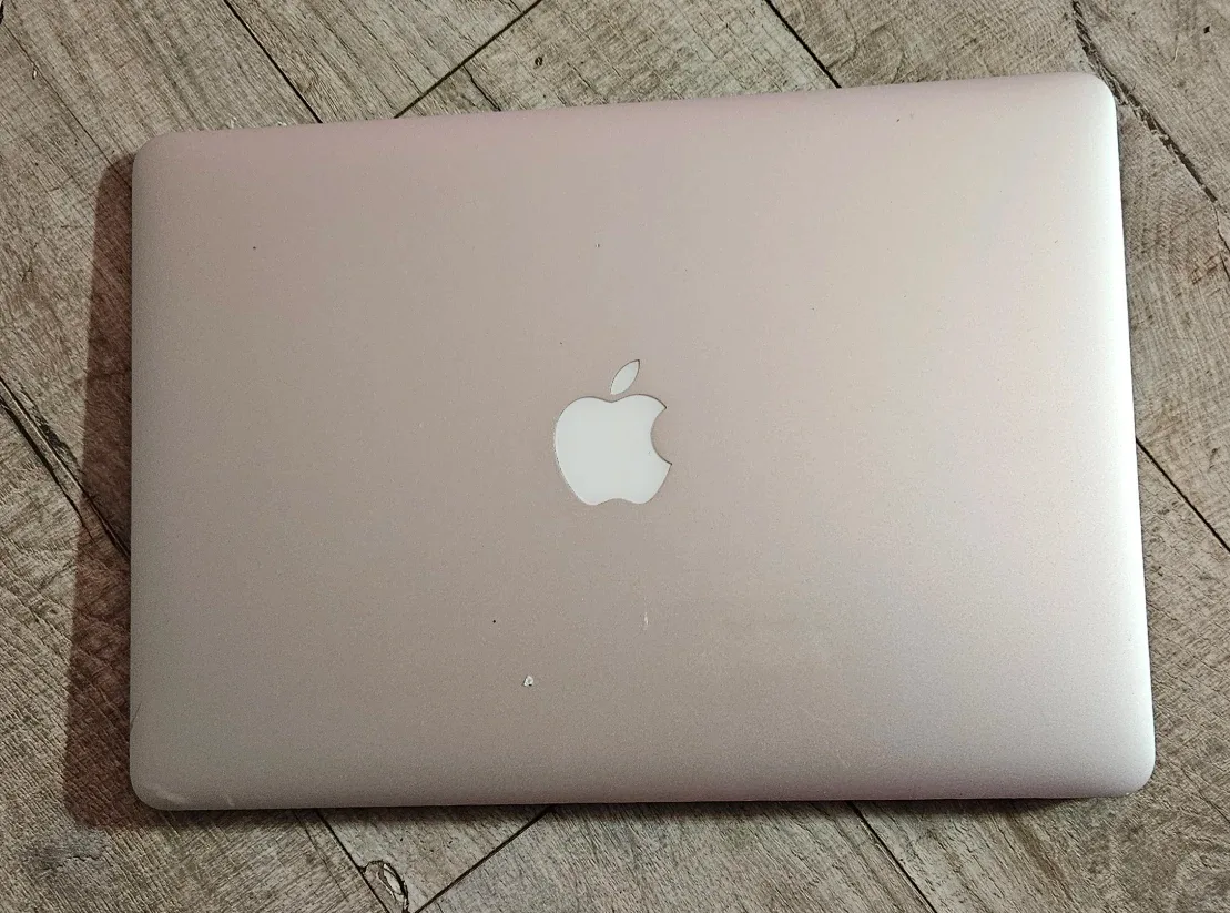 Apple Macbook Air 2017 image indicator(2)