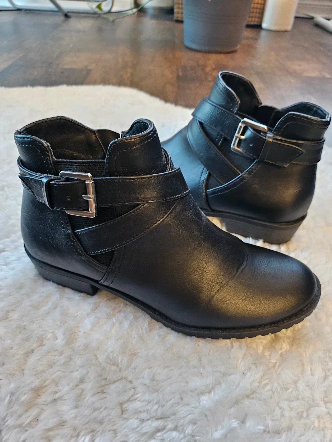 Time & Tru Black Ankle Boots - Size 6 image indicator(2)