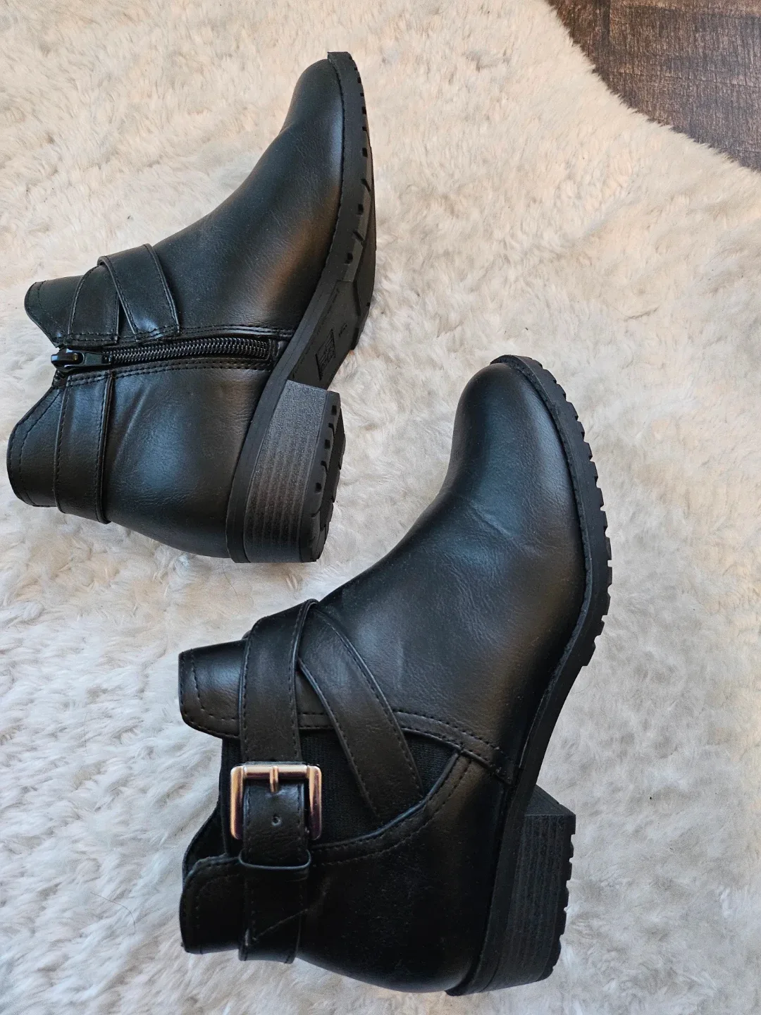 Time & Tru Black Ankle Boots - Size 6 image indicator(3)