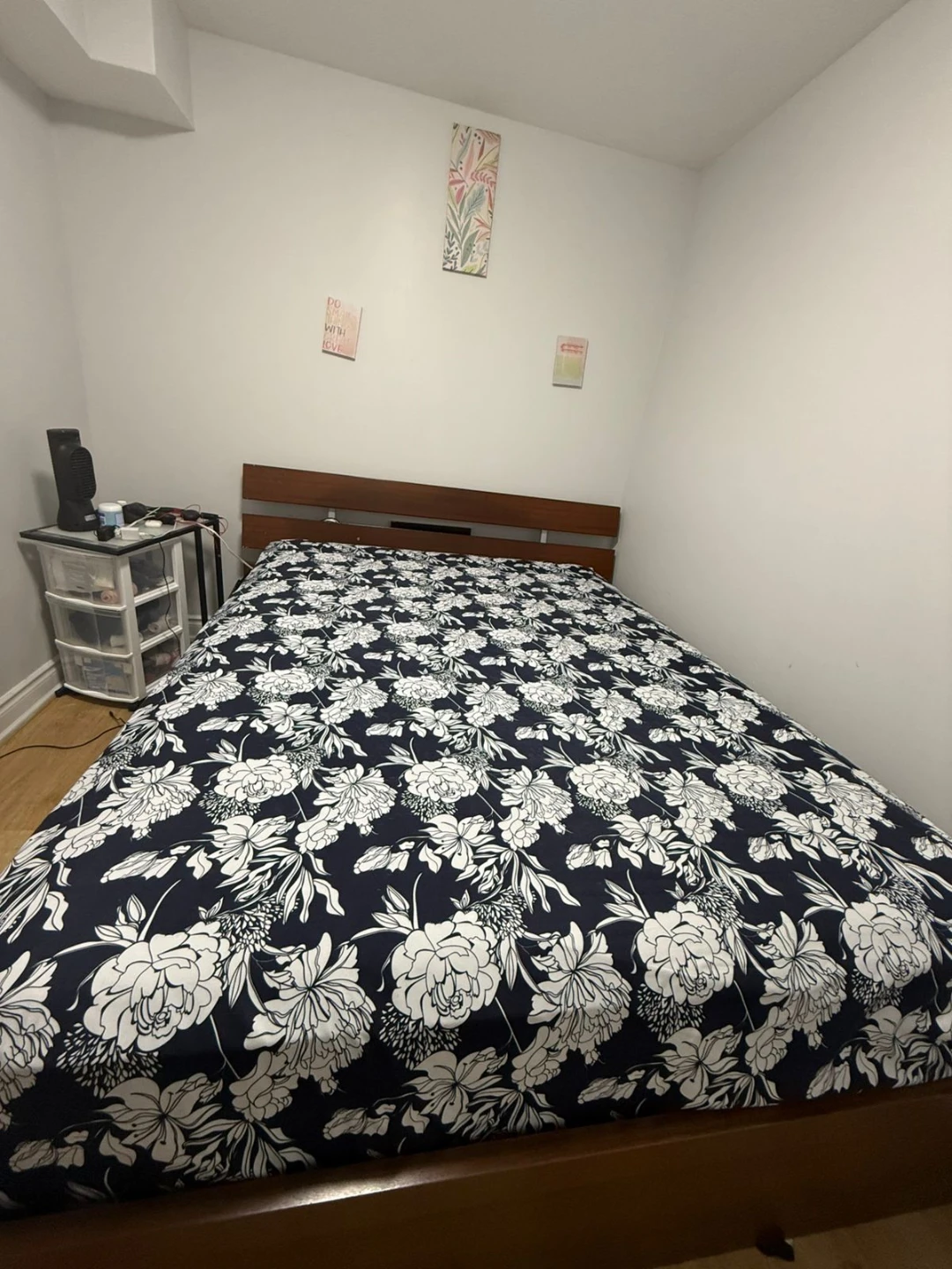 Queen size Sealy Mattress - Like New!