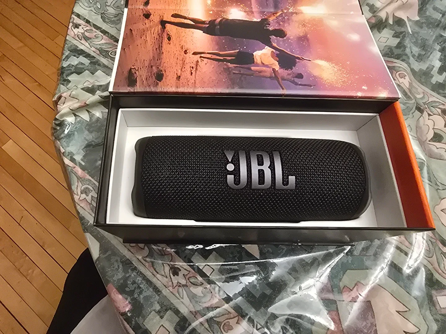 JBL Flip 6 Bluetooth Speaker - Like New! image indicator(2)