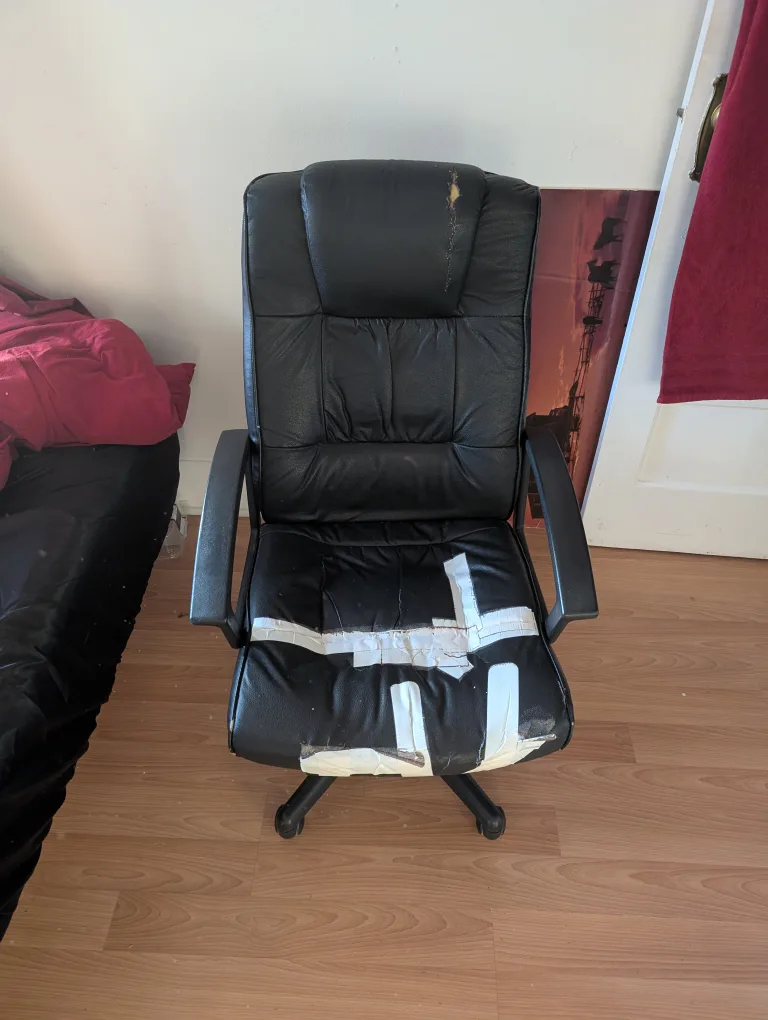 hoping someone wants a free ratty comfy chair