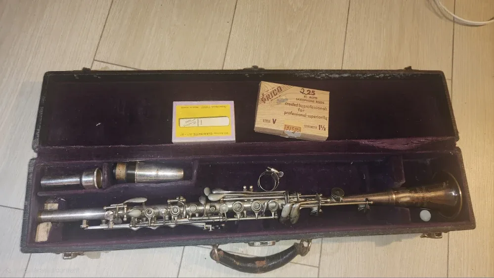 Vintage metal clarinet in its case, along with a box image indicator(2)