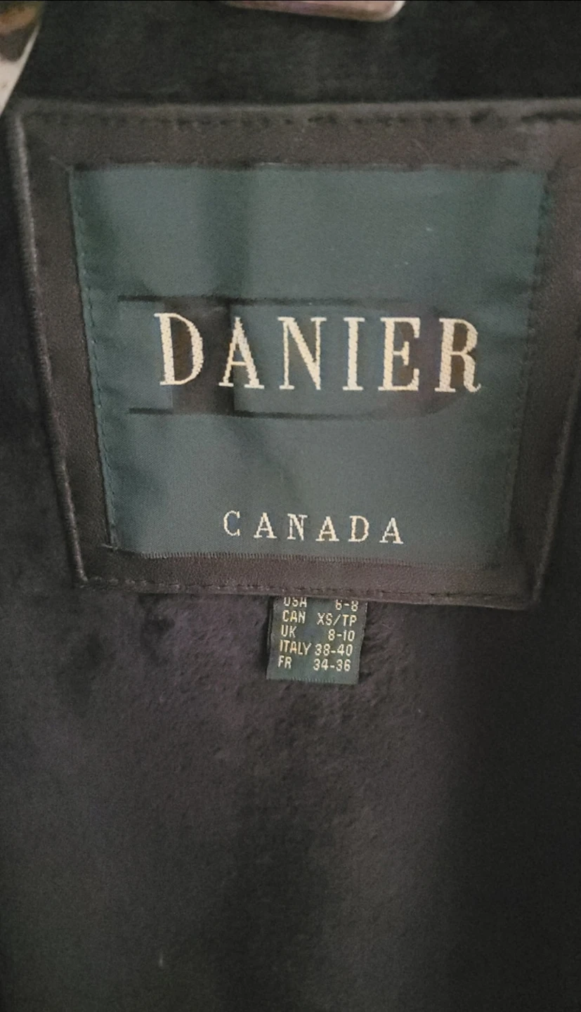 Authentic Danier leather jacket women's size xs fits like medium - photo 2