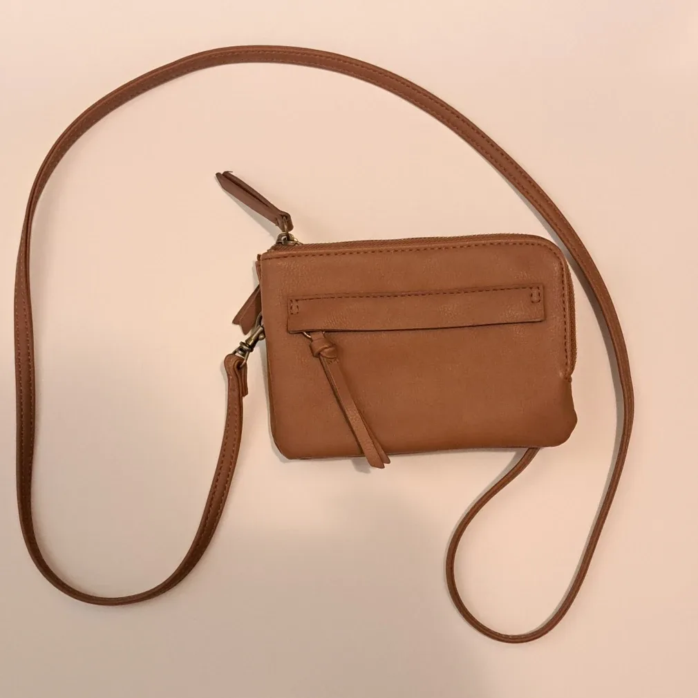 Small tan purse/wallet