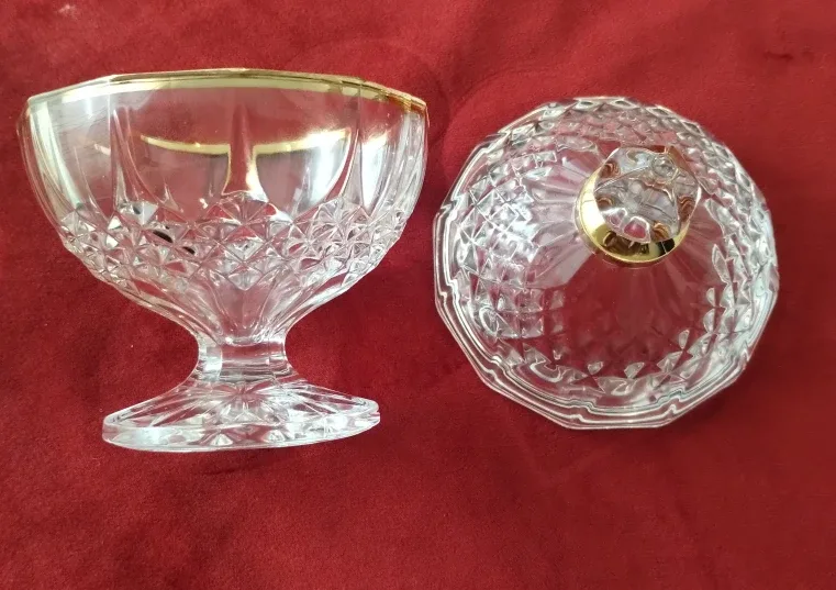 Bonbonniere en Cristal taille cercle de dore. thumbnail