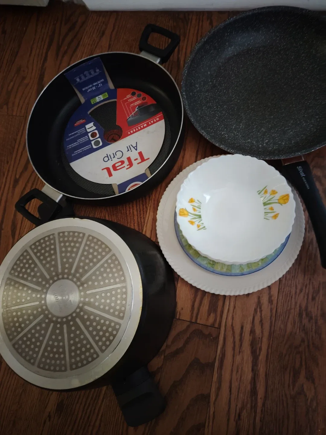 Moving sale T-fal Air Grip Fry Pans & Dishes image indicator(2)
