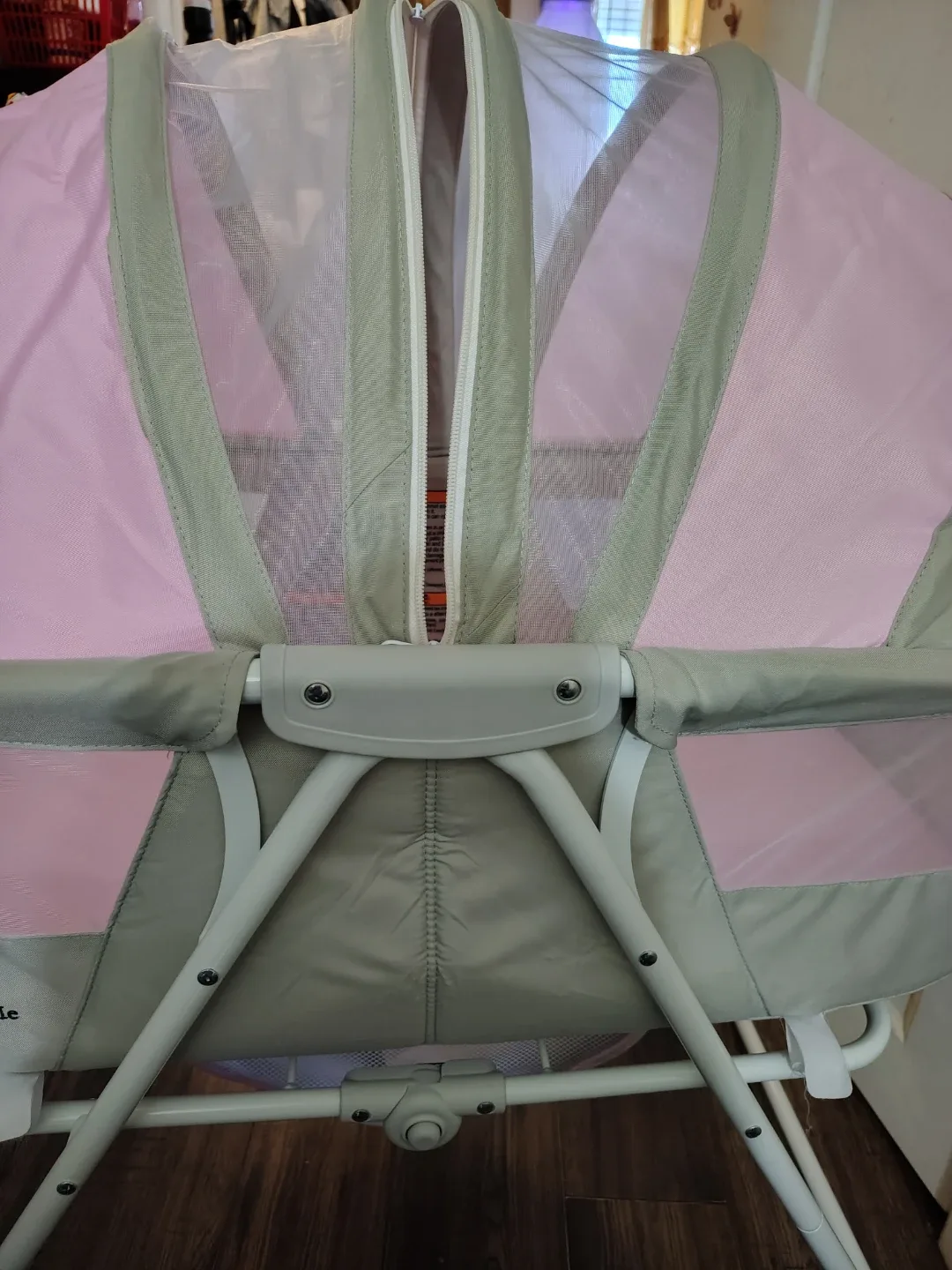 Portable Bassinet - Pink and Grey image indicator(2)